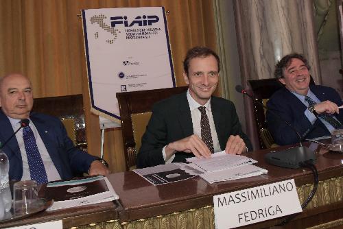 Il governatore Massimiliano Fedriga alla presentazione dell'Osservatorio Immobiliare della Fiaip a Trieste, sul palco della Sala Maggiore della Camera di commercio, tra il sindaco di Trieste Roberto Dipiazza e il past president nazionale della Fiaip Paolo Righi